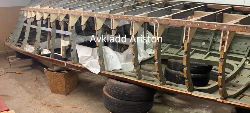 Avklädd Ariston…